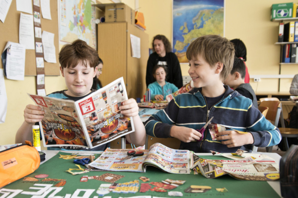Kinder in der Grundschule basteln
